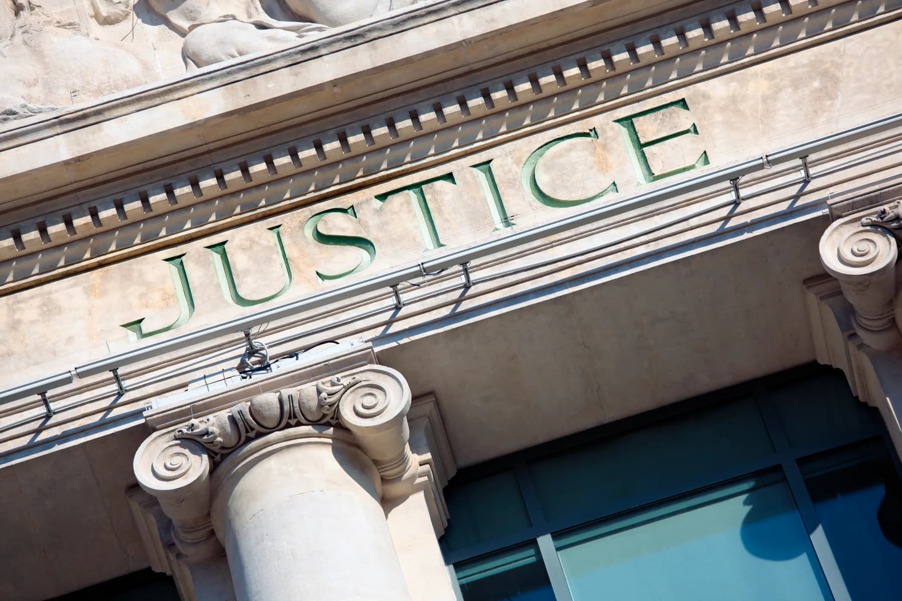 Façade de palais de justice : défense des dirigeants devant le tribunal de commerce, procédures collectives accompagnées par le cabinet Lasmoles Avocats