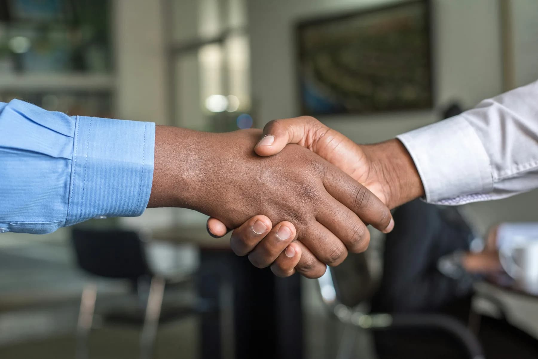 Poignée de main entre dirigeants : signature de contrat commercial, négociation et conclusion d'accord accompagnées par le cabinet Lasmoles Avocats